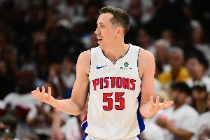 就你准也不够呀!邓罗替补7中4拿到13分 其中三分5中3
